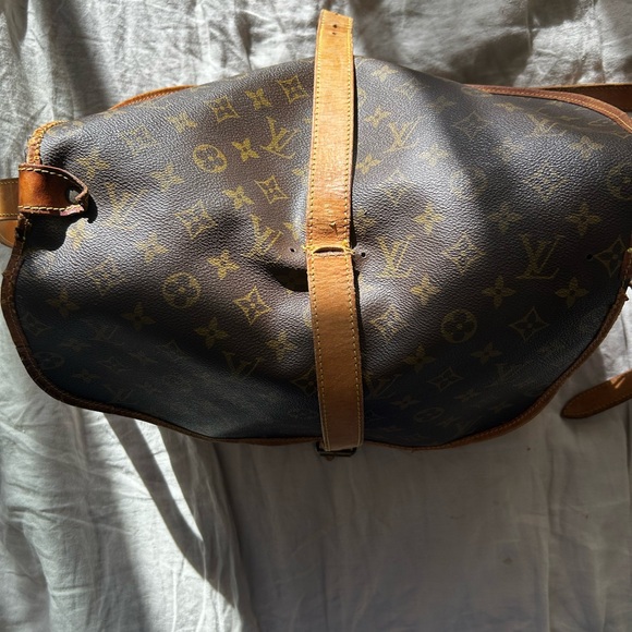 Louis Vuitton buckle and expandable messenger bag - Picture 6 of 7